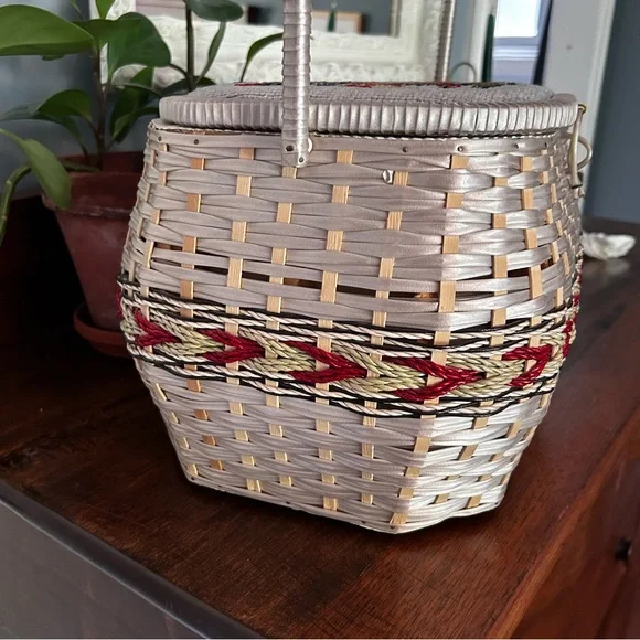 Eaton’s Vintage Woven Sewing Basket with Floral Embroidery and Satin Interior - Picture 4 of 16